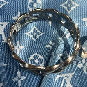 Beautiful silver tone bracelet